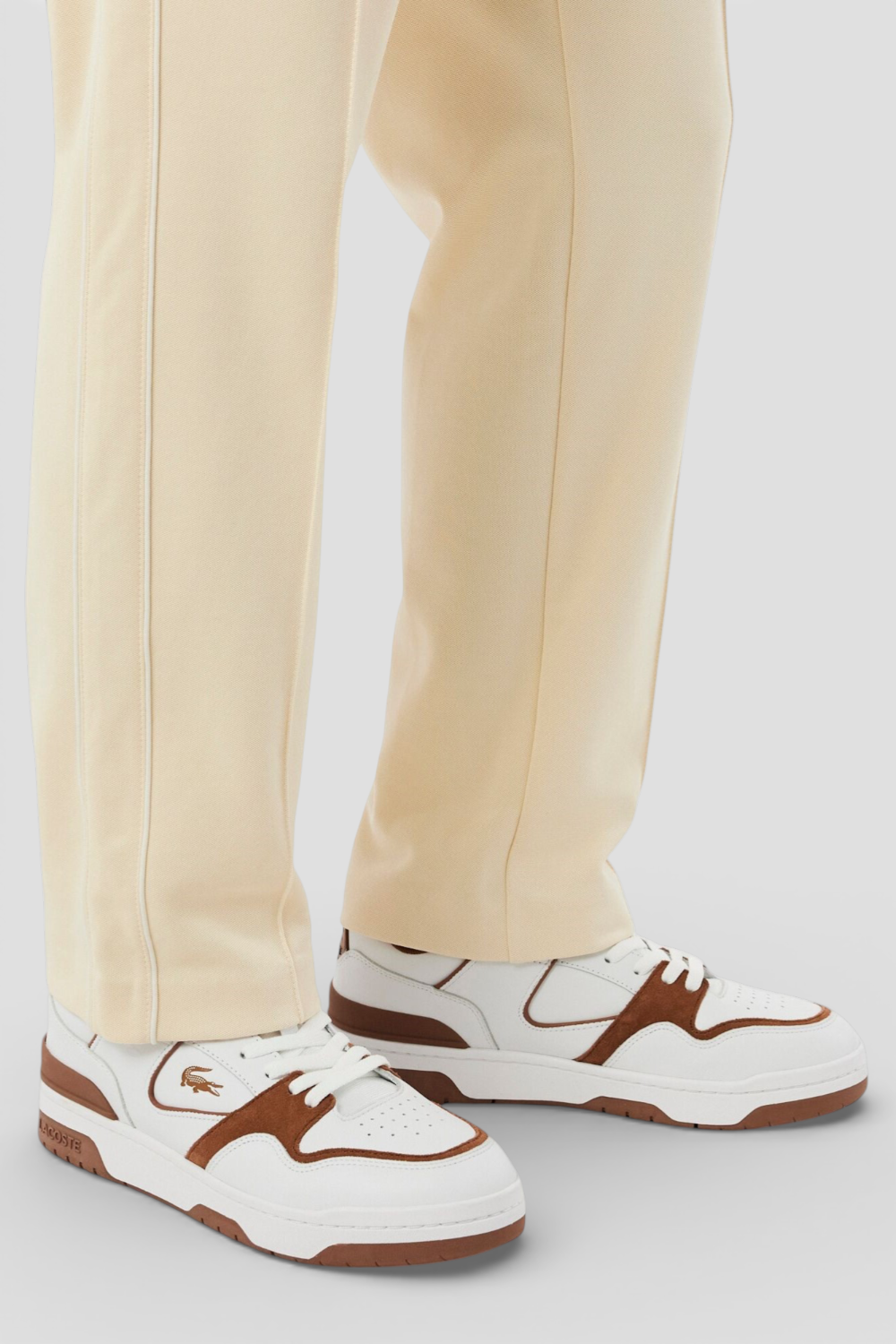 תמונת כל הלוק של סניקרס